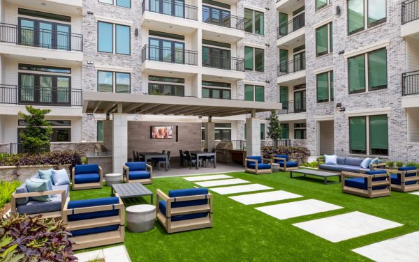 Alexan-River-Oaks-Amenities-Outdoor-Lounge-6H1A0374-scaled