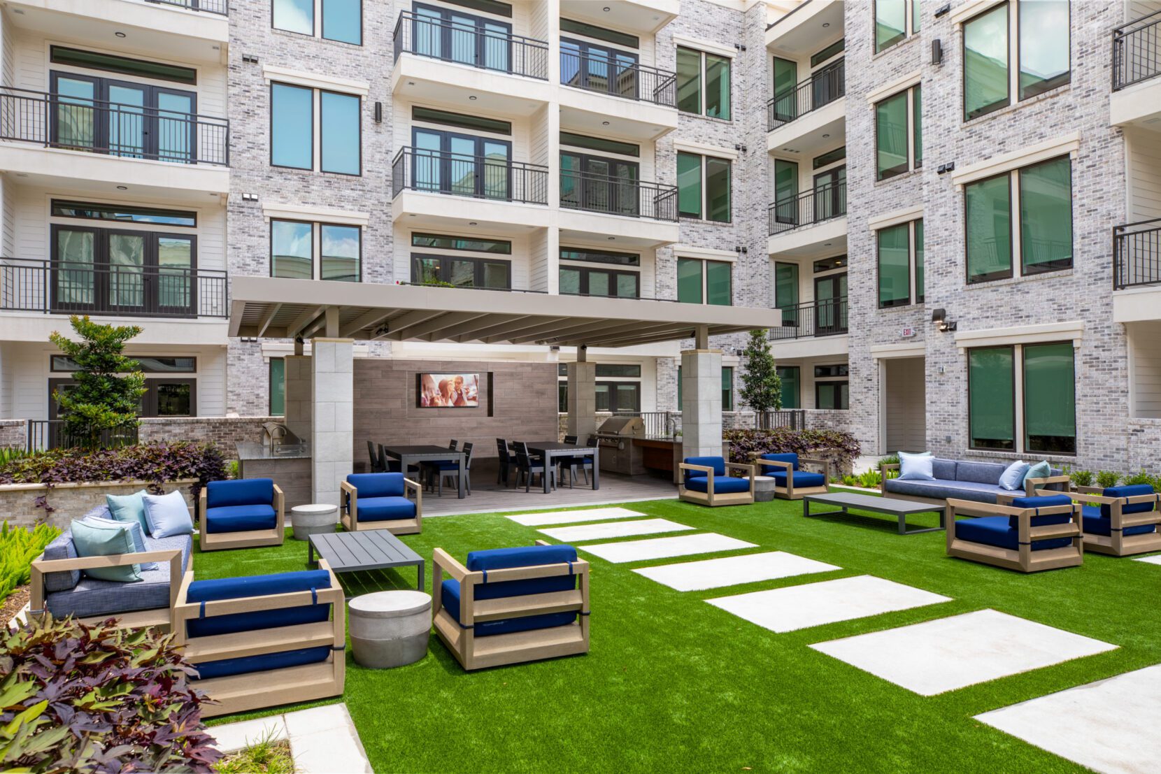 Alexan-River-Oaks-Amenities-Outdoor-Lounge-6H1A0374-scaled